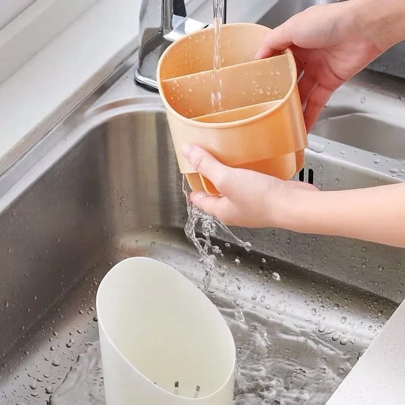 Plastični ocjeđivač i stalak za pribor za jelo s podloškom